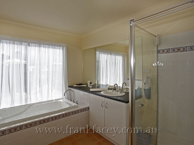 25 Cherry Tree Lane, Narre Warren VIC 3805