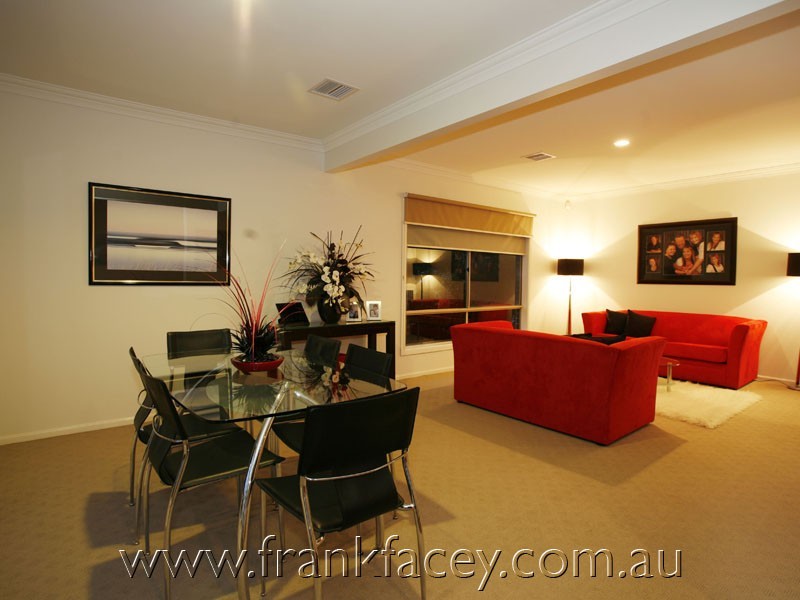 4 McNair Court, Berwick VIC 3806