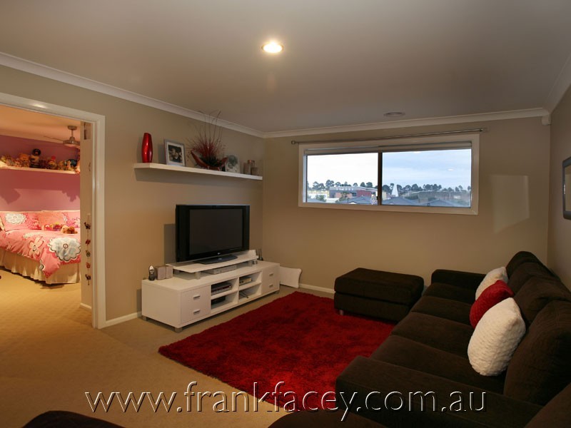 4 McNair Court, Berwick VIC 3806