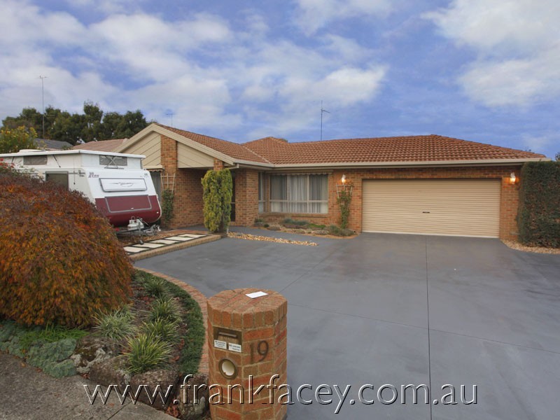 19 Michael Court, Berwick VIC 3806