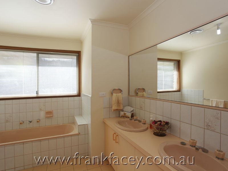 19 Michael Court, Berwick VIC 3806