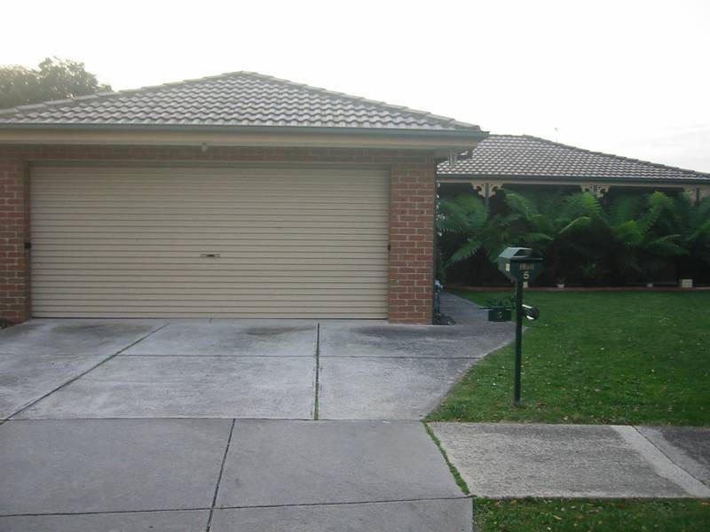 5 Ellaswood Close, Berwick VIC 3806