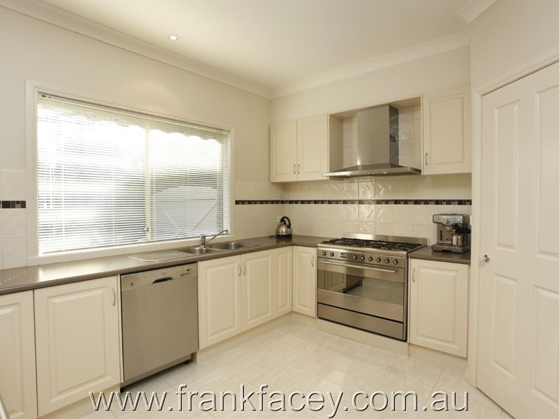 13 Grayden Drive, Berwick VIC 3806