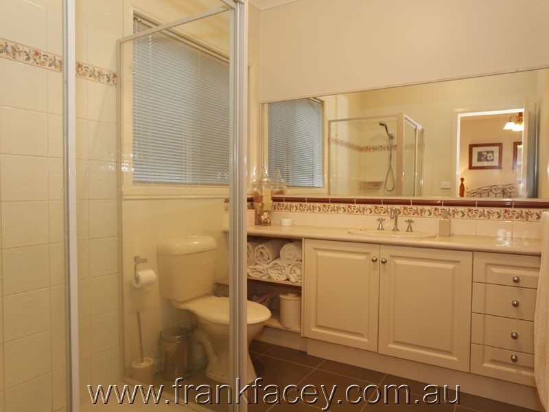 13 Grayden Drive, Berwick VIC 3806