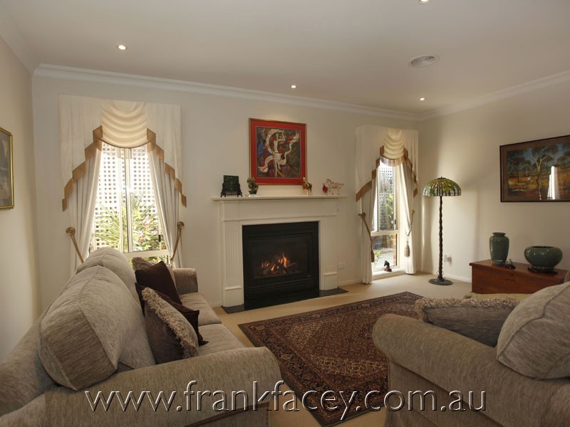 18 Shannon Way, Berwick VIC 3806