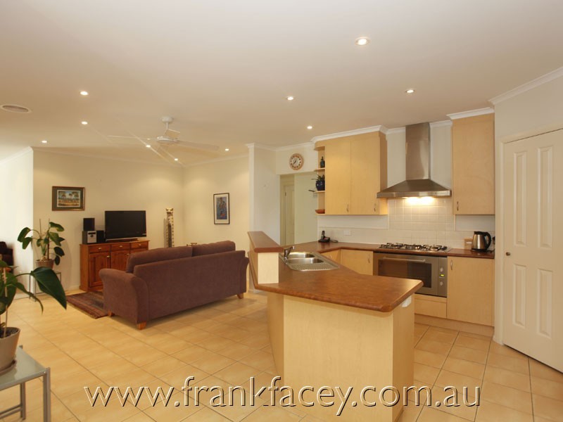 18 Shannon Way, Berwick VIC 3806