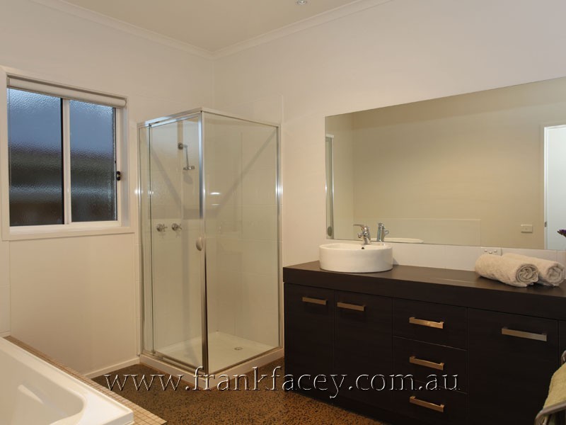 6 Lowanna Street, Berwick VIC 3806