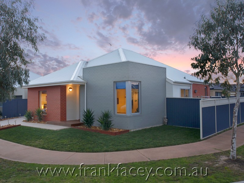 18 Stringy Bark Circuit, Pakenham VIC 3810