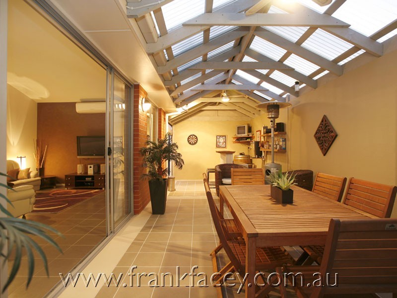 18 Stringy Bark Circuit, Pakenham VIC 3810