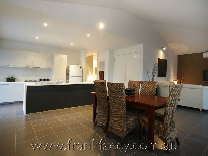 18 Stringy Bark Circuit, Pakenham VIC 3810