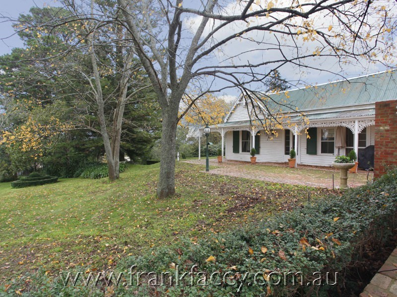 15 Huxtable Rd, Pakenham Upper VIC 3810