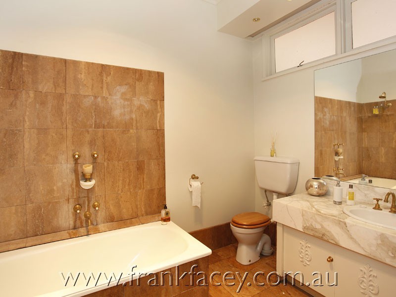 15 Huxtable Rd, Pakenham Upper VIC 3810