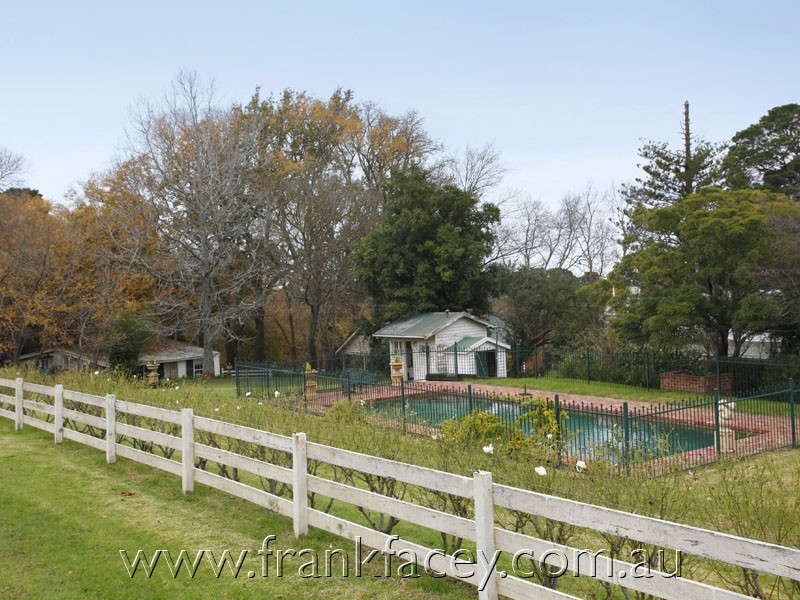 15 Huxtable Rd, Pakenham Upper VIC 3810