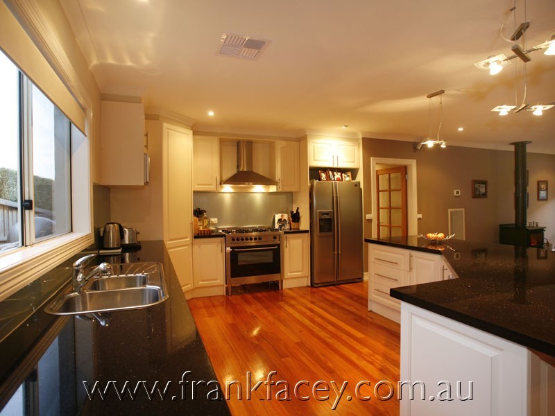 9 Lorne Court, Berwick VIC 3806