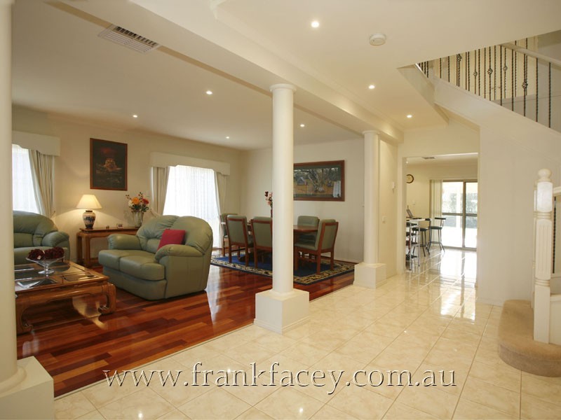 8 Edinburgh Drive, Beaconsfield VIC 3807