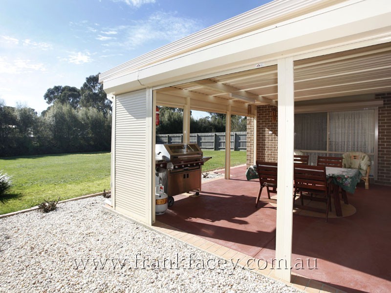 8 Edinburgh Drive, Beaconsfield VIC 3807