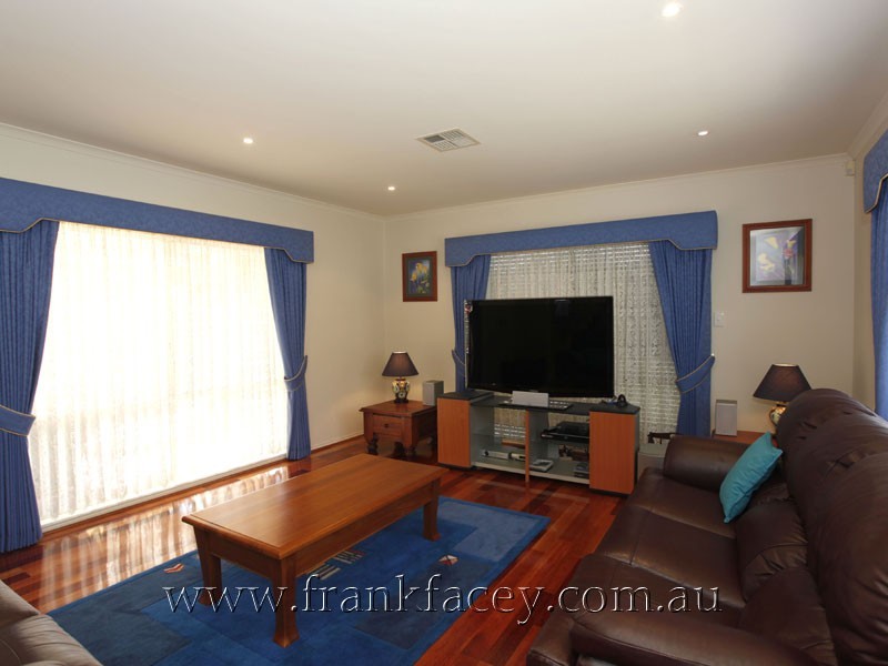 8 Edinburgh Drive, Beaconsfield VIC 3807