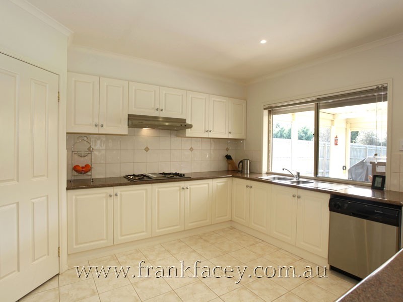 8 Edinburgh Drive, Beaconsfield VIC 3807