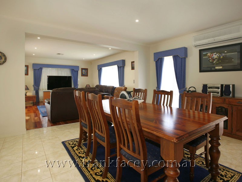 8 Edinburgh Drive, Beaconsfield VIC 3807