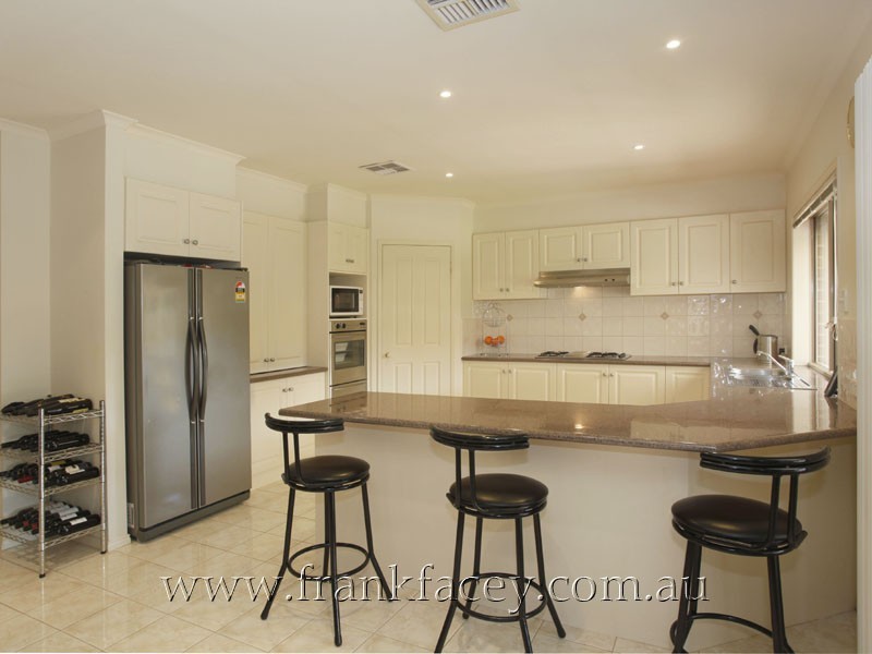 8 Edinburgh Drive, Beaconsfield VIC 3807