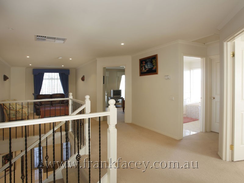 8 Edinburgh Drive, Beaconsfield VIC 3807