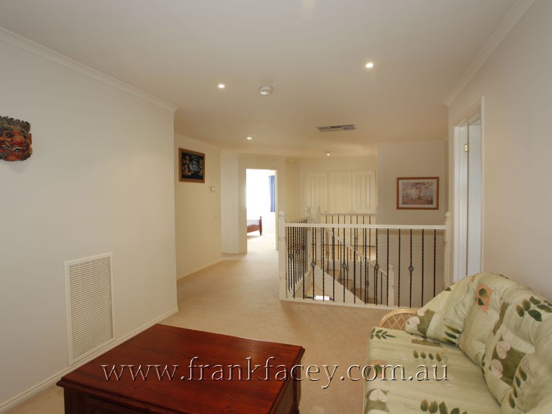 8 Edinburgh Drive, Beaconsfield VIC 3807