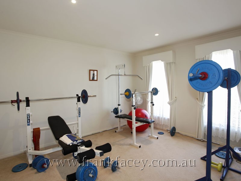 8 Edinburgh Drive, Beaconsfield VIC 3807