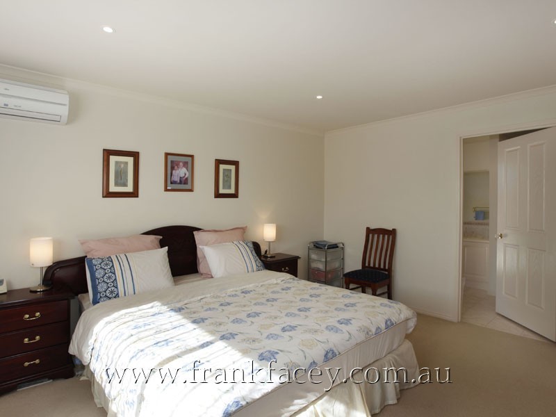 8 Edinburgh Drive, Beaconsfield VIC 3807