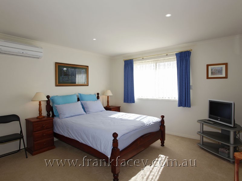 8 Edinburgh Drive, Beaconsfield VIC 3807