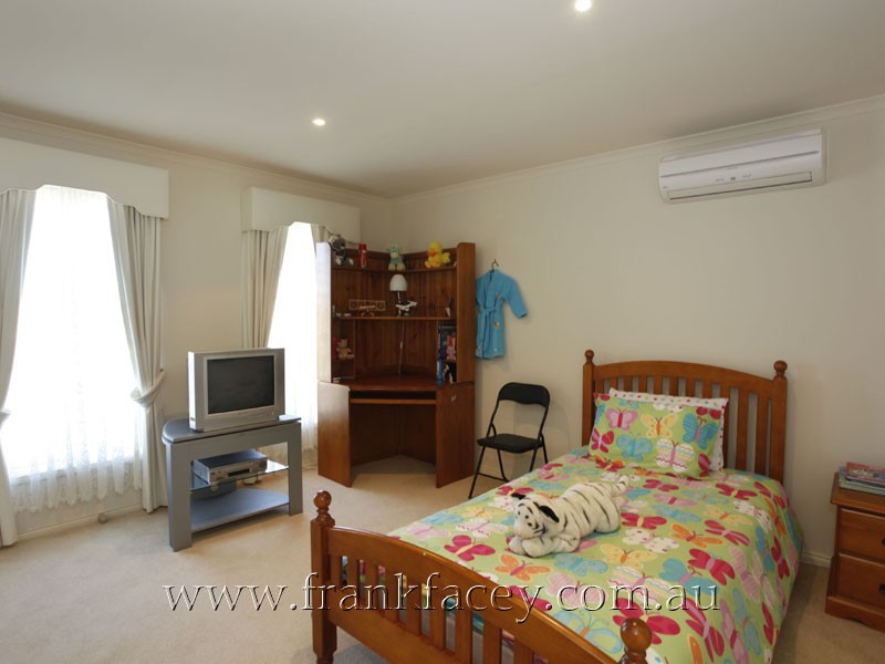 8 Edinburgh Drive, Beaconsfield VIC 3807