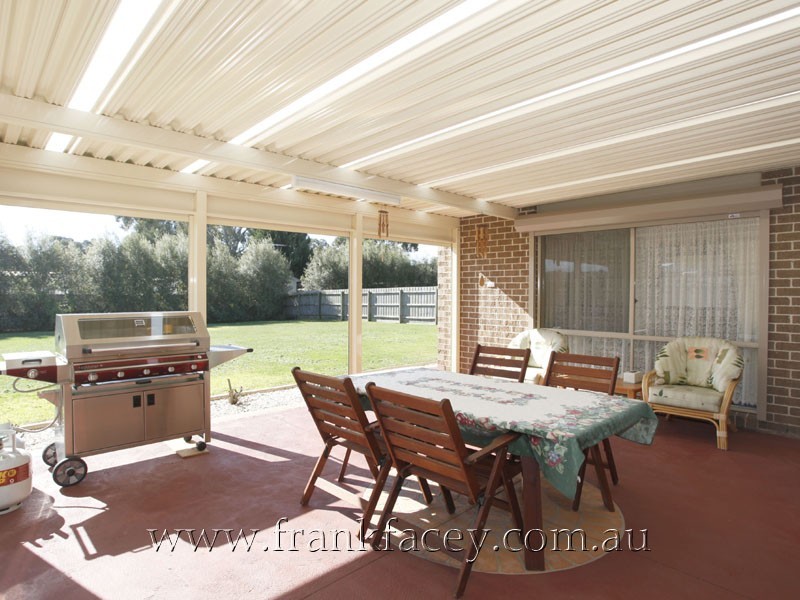 8 Edinburgh Drive, Beaconsfield VIC 3807