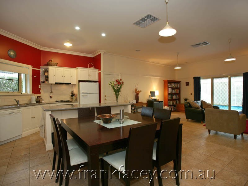 37 Wilona Way, Berwick VIC 3806