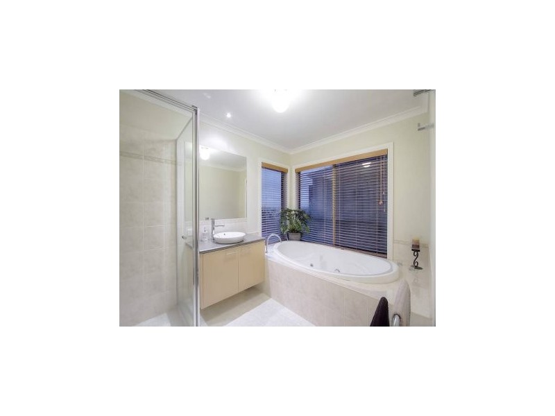 48 Sheldon Drive, Berwick VIC 3806