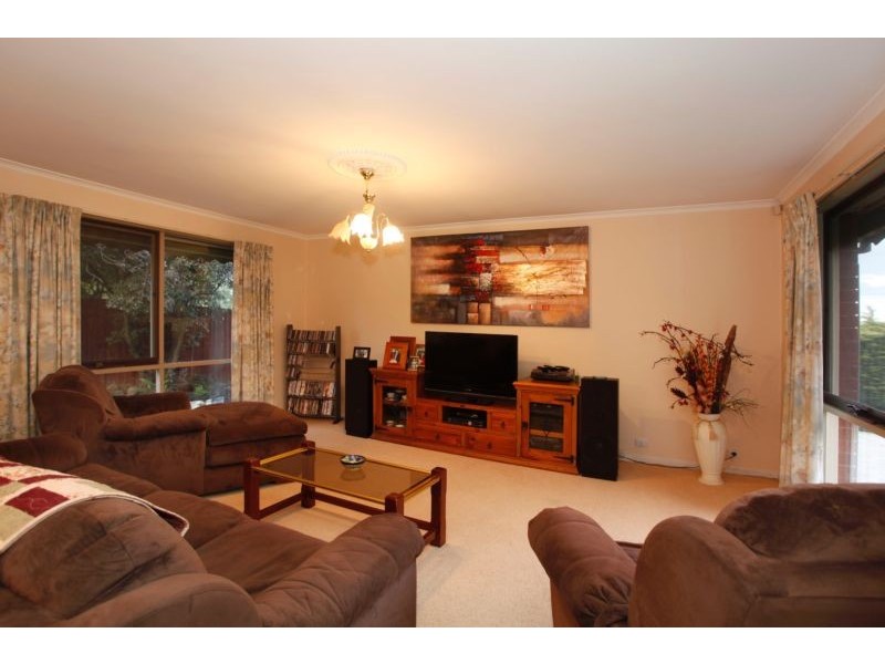 2 Heard Close, Berwick VIC 3806