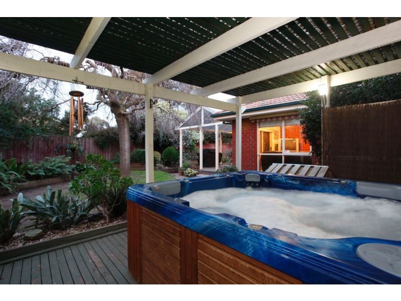 2 Heard Close, Berwick VIC 3806