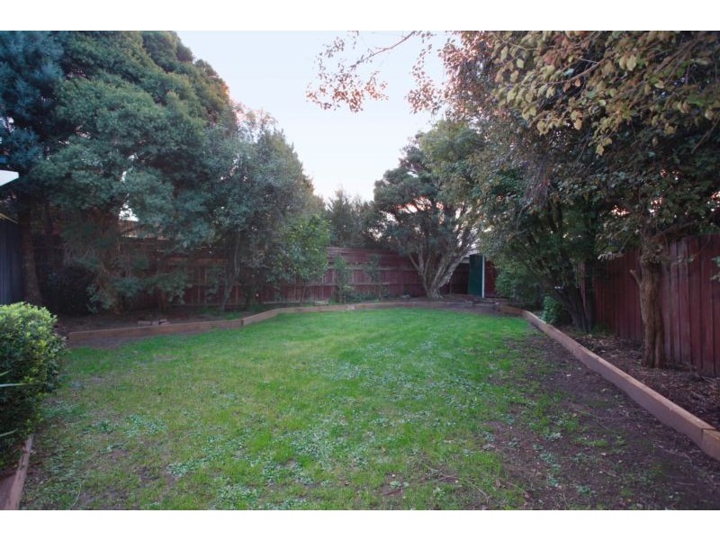 2 Heard Close, Berwick VIC 3806