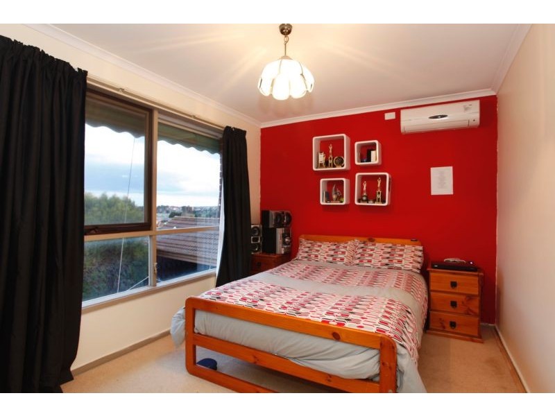 2 Heard Close, Berwick VIC 3806