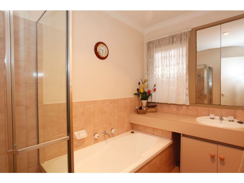 2 Heard Close, Berwick VIC 3806