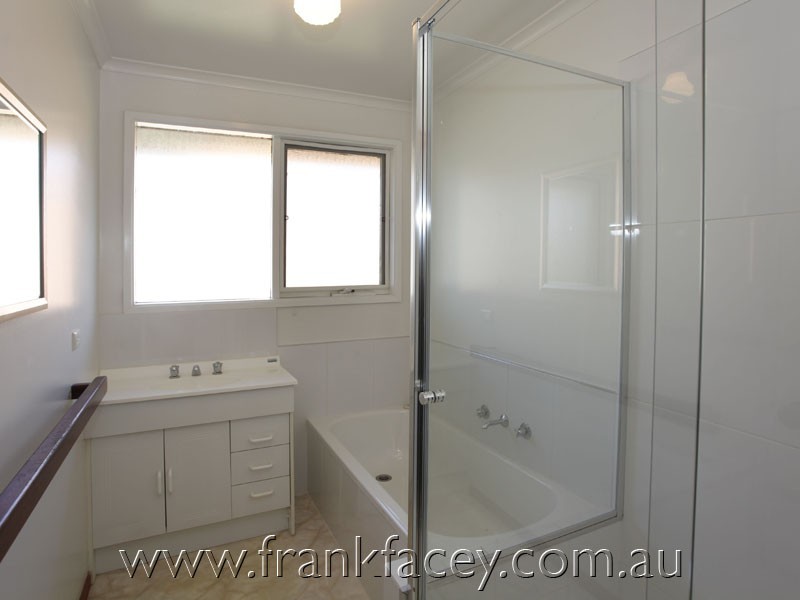 9 Strathavan Drive, Berwick VIC 3806