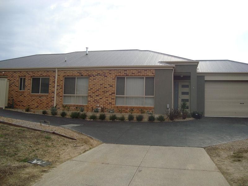 1/7 Strahan Close, Berwick VIC 3806