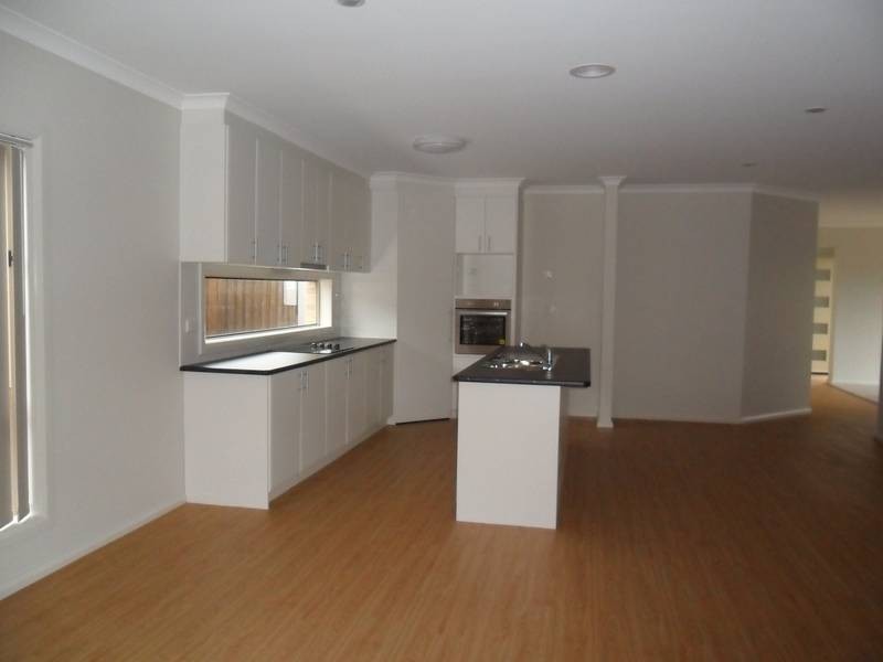 1/7 Strahan Close, Berwick VIC 3806