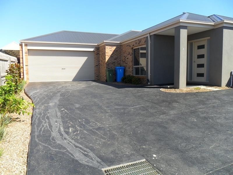 2/7 Strahan Close, Berwick VIC 3806