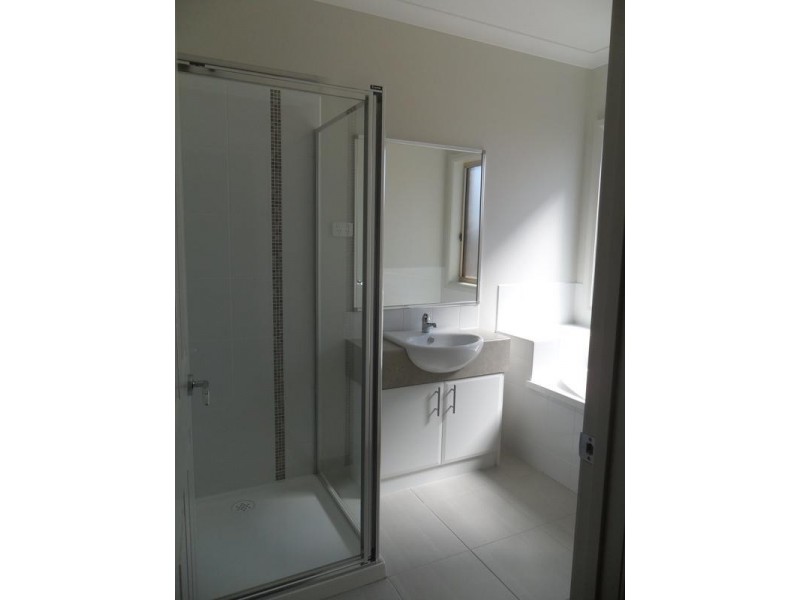 2/7 Strahan Close, Berwick VIC 3806