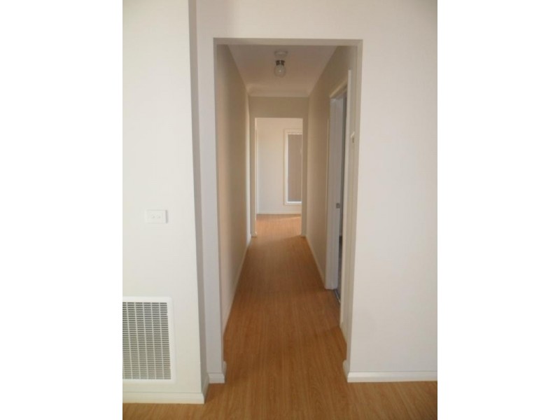 2/7 Strahan Close, Berwick VIC 3806