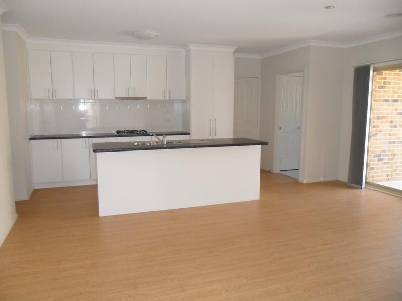 2/7 Strahan Close, Berwick VIC 3806