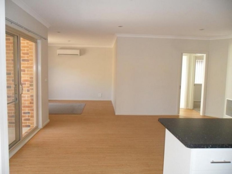 2/7 Strahan Close, Berwick VIC 3806