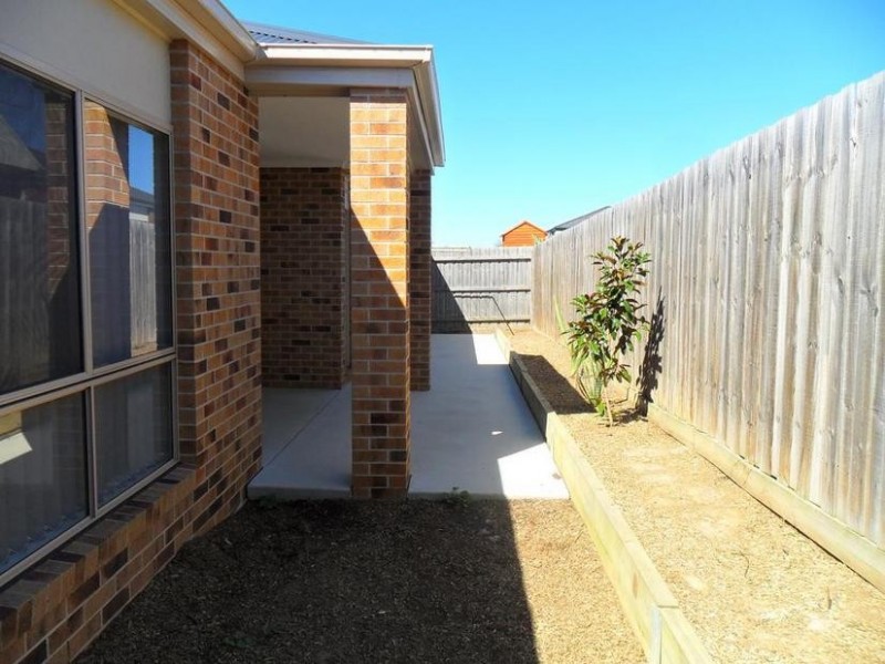 2/7 Strahan Close, Berwick VIC 3806