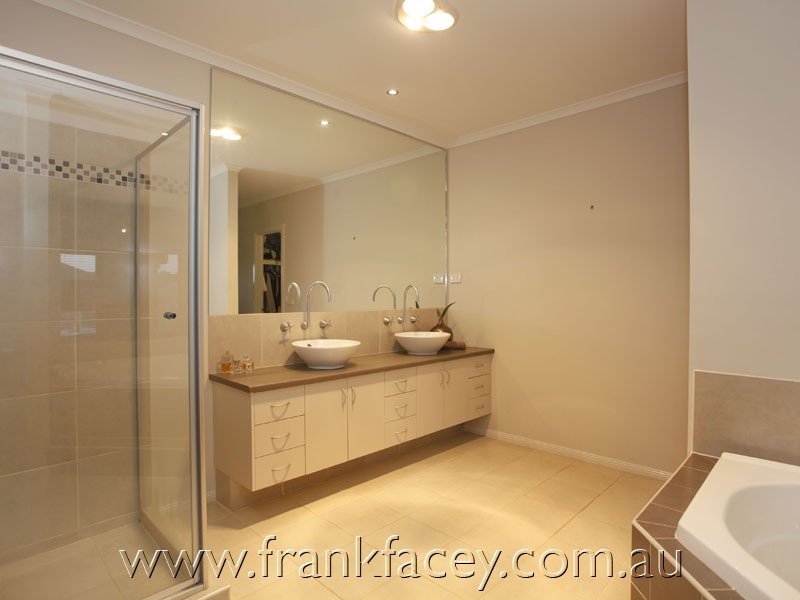 2 Selwyn Court, Berwick VIC 3806