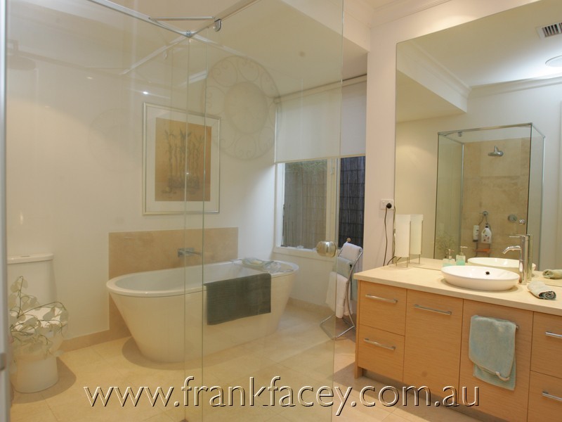 10 Rosemary Court, Berwick VIC 3806