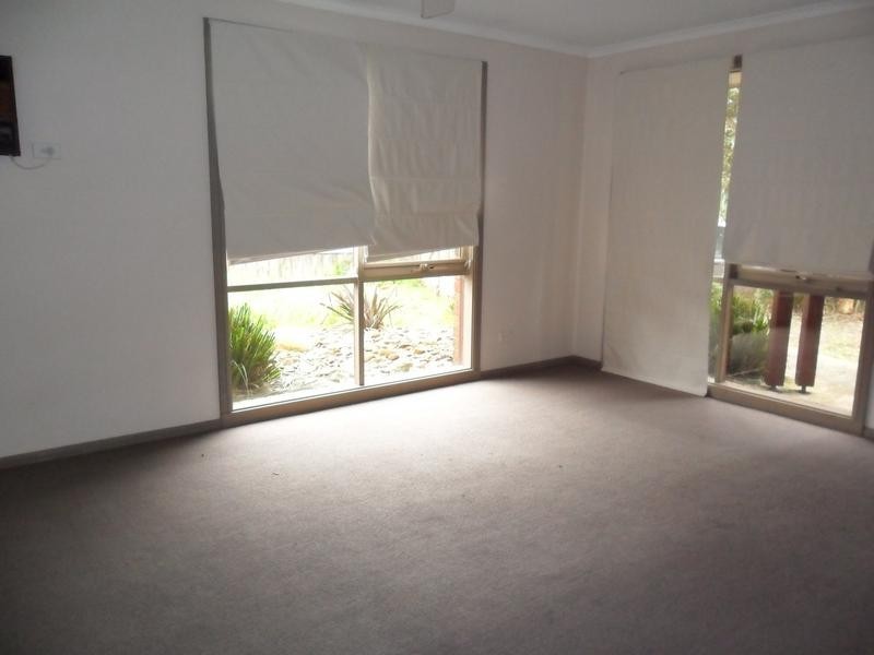 9 Harmon Close, Berwick VIC 3806